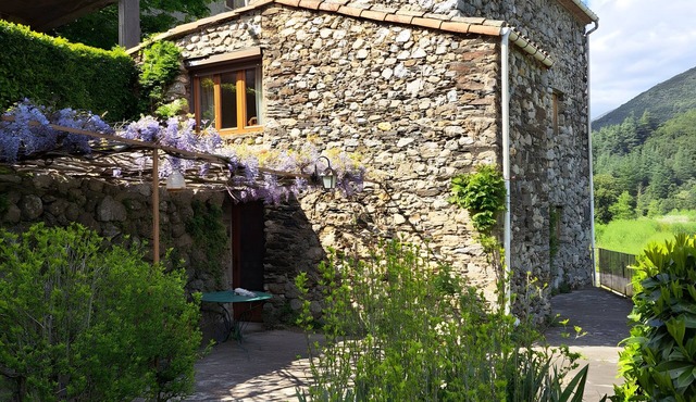 La clé de l'Arboux – Stone House at the Foot of Mont Aigoual