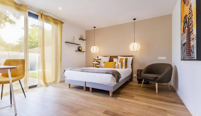 La Clairière Aux Chênes 1 Guest Room with Shared Pool, Wi-Fi, and Air Conditioning