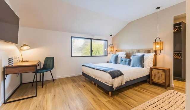 La Clairière Aux Chênes 4 Guest Room with Shared Pool, Wi-Fi, and Air Conditioning