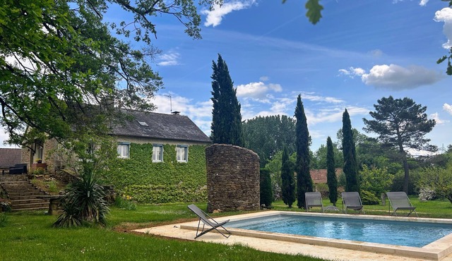 La Clé des Champs in Barbat, Nature-Filled Home with Pool in a Wooded Park