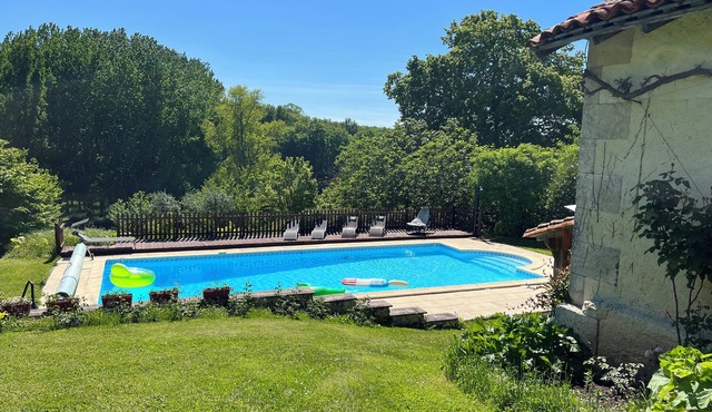 LA COLLINE DE TILLEUL - apartment with swimming pool near Aubeterre, TRANQUILITY