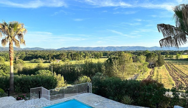 La Colline des Maures, a typical Provençal holiday home with private swimming pool for 12 people