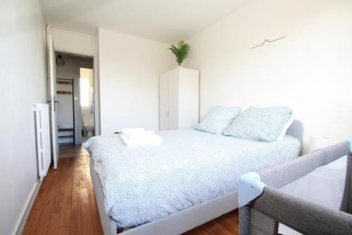 La Colline - Pont-Hébert - com - Grand Parking gratuit, De 1 à 4 personnes, Tout équipé, Netflix, Amazon Prime Gratuits et Illimités, Matelas Emma, Lave Linge, Vue sur la Vallée, RDC