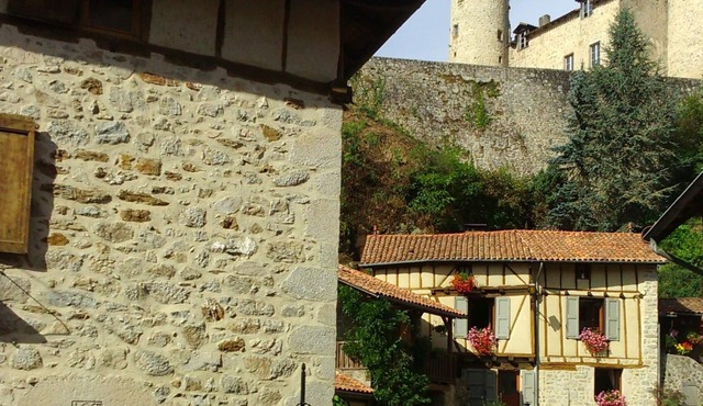 la colombine village house located in the historic center, 4/5 people