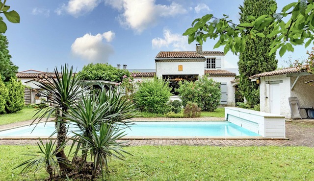 La Combe Aux Loups – Spacious House with Pool, Garden, and Terrace in Marsac-sur-l'Isle