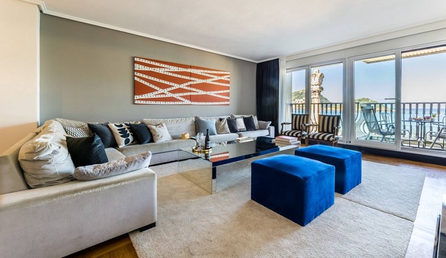 LA CONCHA BEACHVIEW: 8 PAX Superior apartment. First line of the beach. sea ​views