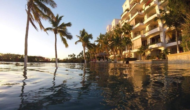 La Concha Condominio, beautiful swimming beach, you can hear the waves