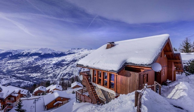 La Couronne is a spacious ski chalet that sleeps 10p over 3 floors