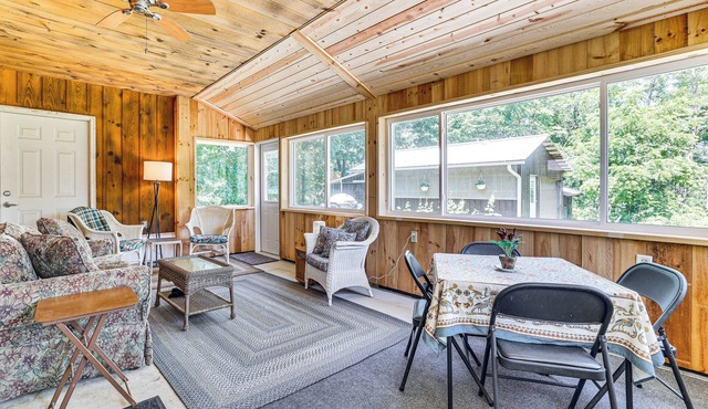 La Crescent Cottage on Minnesota Bluffs w/View!