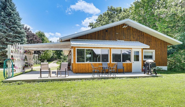 La Crescent Cottage on Minnesota Bluffs w/View!