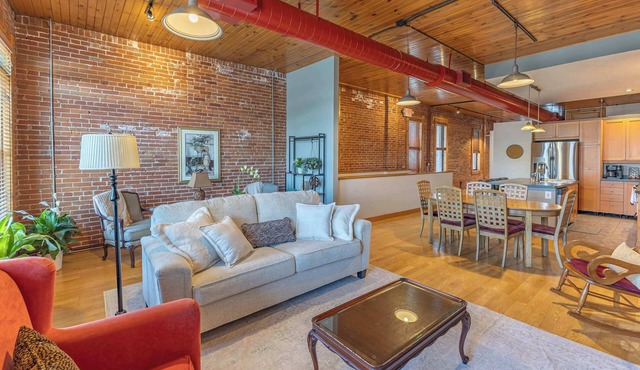 La Crosse Center View: Stunning 2BR Apartment