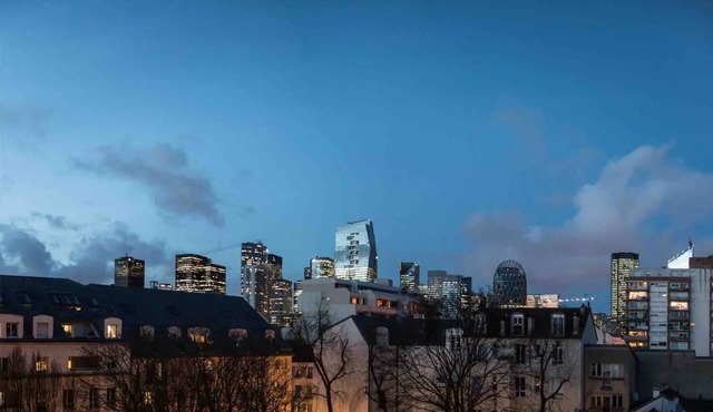 La Défense view, Contemporary, all comforts.