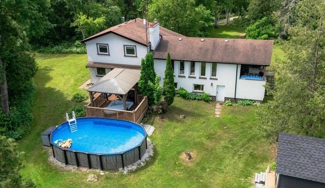 La Datcha Cottage-Hot Tub, Sauna, Swimming Pool, 20 Wooded Acres of Grassland