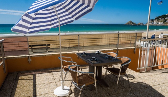 La Digue - Appartement et terrasse vue mer - accès direct à la plage