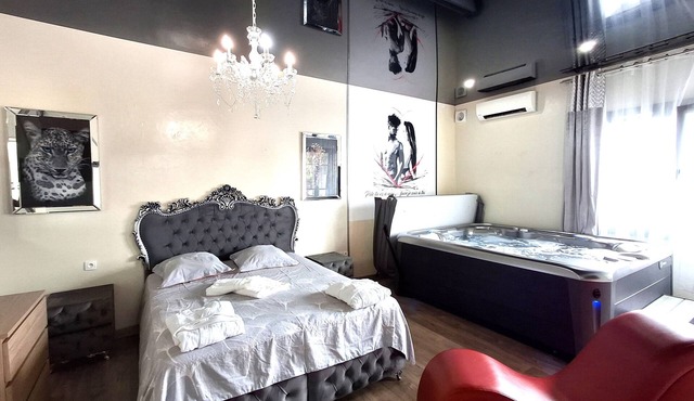 La Discrète Romantique, apartment with jacuzzi