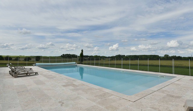 La Distillerie: Beautiful 2 bed Cottage in the Vines with heated swimming pool