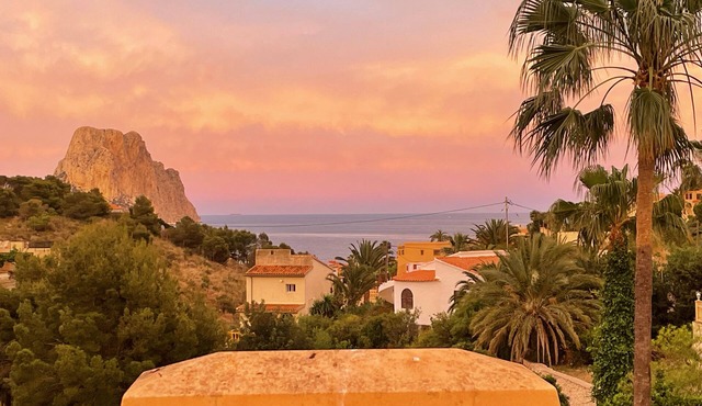 "La Favorita: Mountain Serenity with Ocean Views".