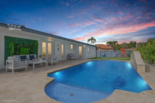 La Femme luxe Paradise - Htd Pool, Mini Golf, 5 Bedrooms, Jacuzzi, Game Room, BBQ,Pickleball