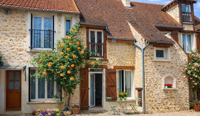 La Ferme de Balizy is a property in Longjumeau, near Paris, Versailles, and Massy.