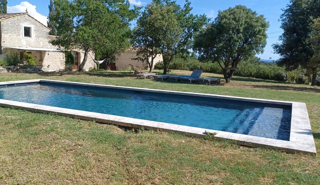 La ferme des Seynières, farmhouse surrounded by truffle oaks and lavender.