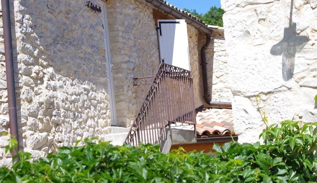 La Ferme d’Estafinette – Spacious Apartment with Terrace and Shared Pool