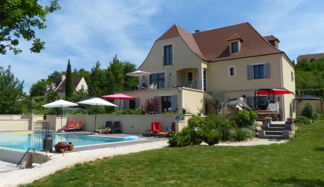 La Figue: Luxury 4 person apartment with private terrace and large swimming pool + sauna.