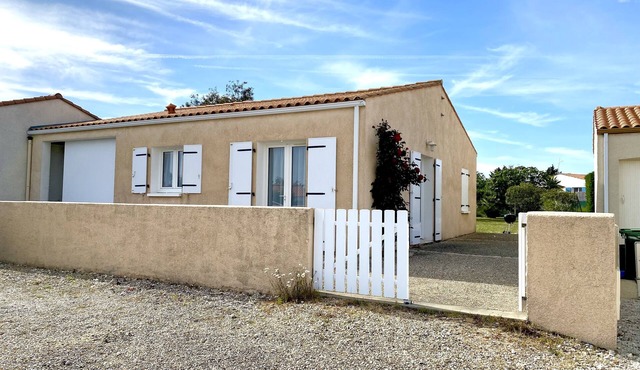 La Fleur des Marais - Comfortable house in a quiet area, large garden & swing