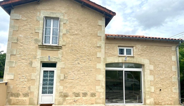 La Futuropolis: House with independent studio