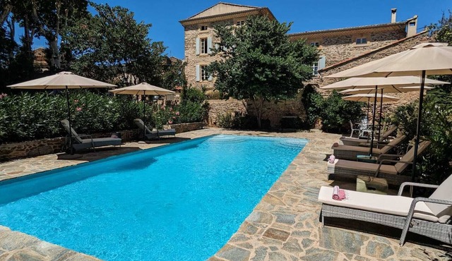 La Galante: Élégance et Confort au Cœur de Faugères, Piscine et Suites Raffinée