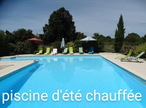 La Galerie gîte climatisé 4 chambres 8 personnes, 2 salles d'eau, 2 WC, WIFI, parking, piscine chauffée à partager, animaux acceptés, Gîte en pleine nature