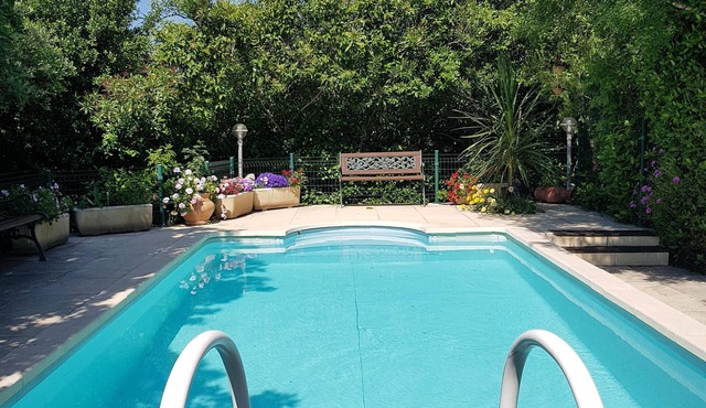 LA GARDE 83. 2-person apartment with private pool, wooded setting