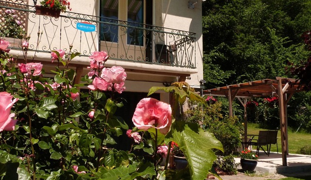 La Garenne, 3 Star Riverside Gite with village views from Vienne River Vacances
