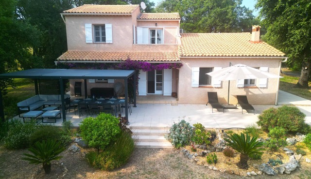 La Gaude, Côte d'Azur - Villa with sea view amid century-old olive trees