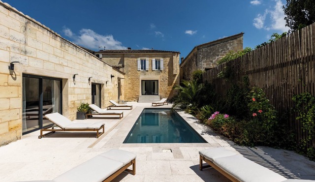 La Girondine - Pool, billiards, vineyards and estuary