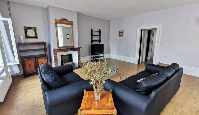 La grande Hesdinoise - sleeps 6 near the square and its shops