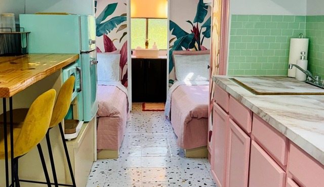 "La Grande" Retro Escape