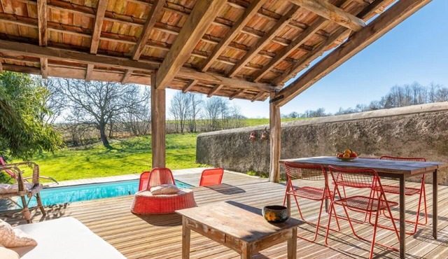 La Grange: Between sea and mountains, spacious gîte with private pool.
