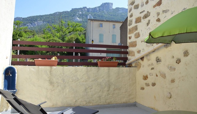 La Grange, air-conditioned gîte, lovely view of Peyrepertuse castle, Cathar country