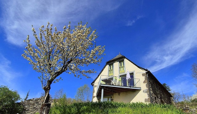 La Grange, a tranquil retreat filled with modern touches, near Mur de Barrez