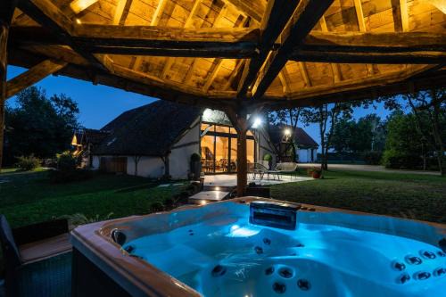 La Grange De Léonie, Chambres d'hôtes avec Piscine et Spa