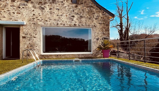 La Grange des Pyrénées with heated pool and jacuzzi