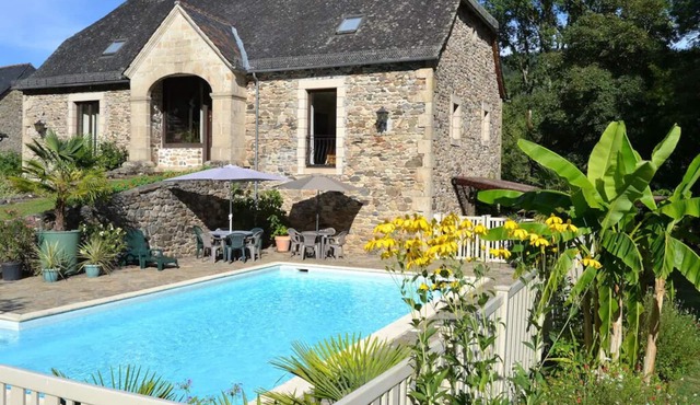 La Grange Riveraine: Spacious lodge on Dordogne with private pool, sleeps 15
