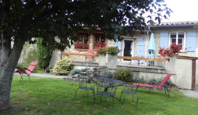 La grange neuve 3 étoiles, at the foot of Montségur castle, facing south