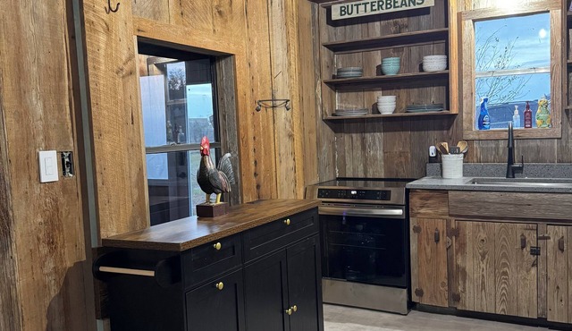 La Grange Retreat with fishing, 30 minutes from Round Top shopping.