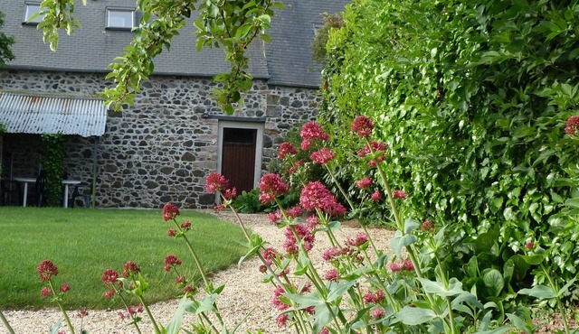 La Grange - Studio in an old Breton longère made of local stones