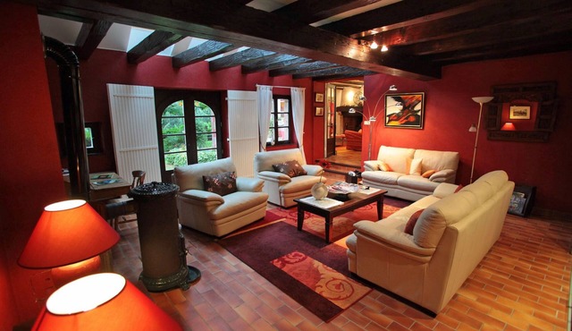 La Haute Grange "Le Châtaignier" spacious gîte for 4, garden and beautiful views.