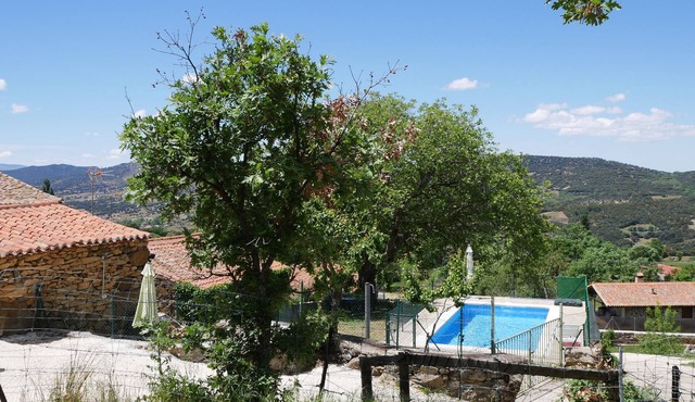 "La Higuera and El Nogal" 12 places with La Aldehuela Pool (Avila) Gredos