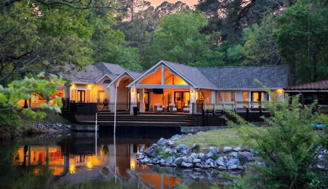 La Isla at Hamilton Cove, A water's edge Experience, private Island, Sleeps 30!