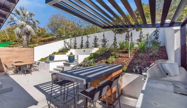 La Jolla Coastal Haven: Charming Home by Windansea