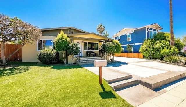 La Jolla Oasis - Pet Friendly, Large Backyard, Walk to Beach & Location!